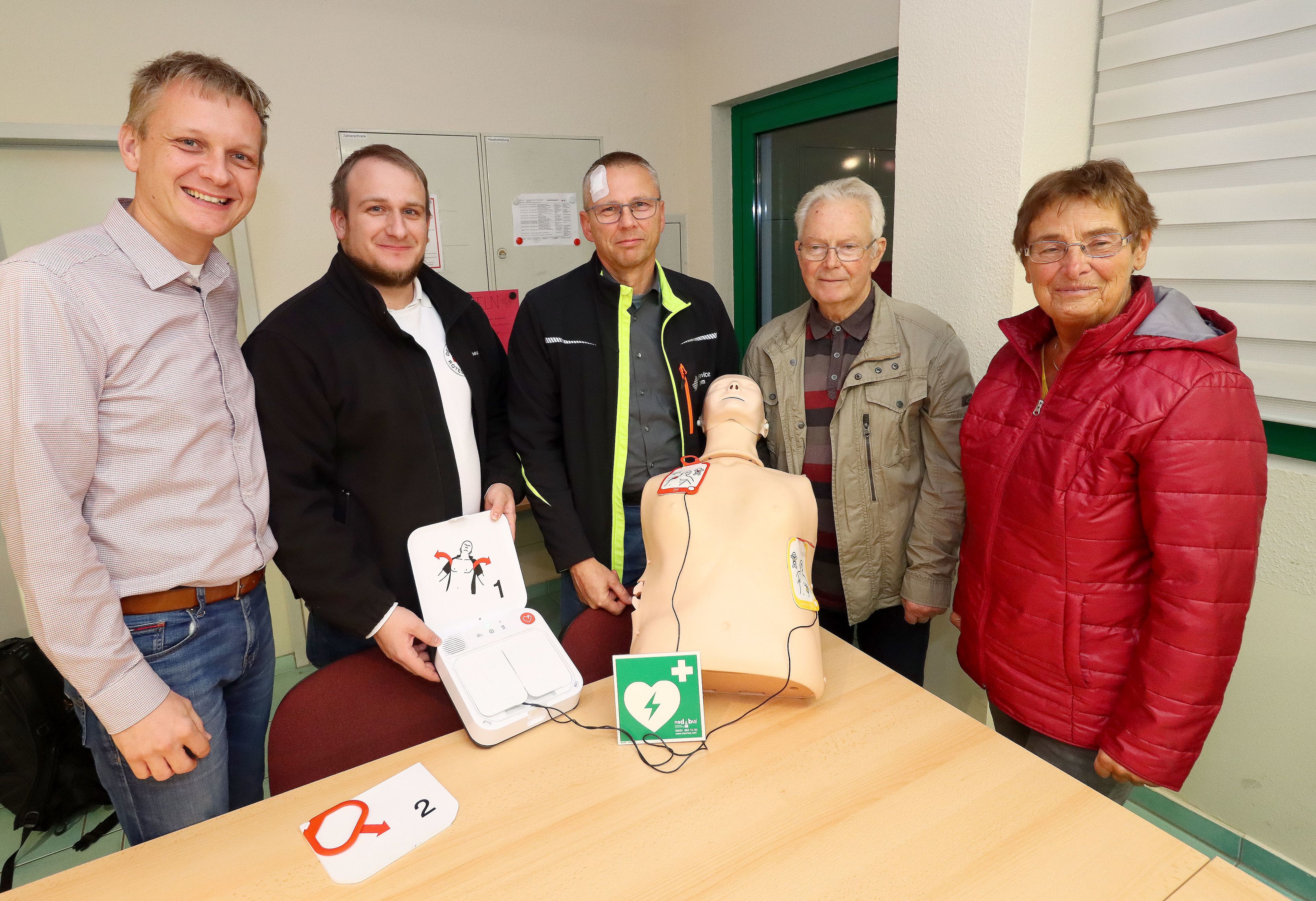 Präsentation eines AED mit dem DRK-Präsidenten Dr. Ulli Schäfer, dem Erste-Hilfe-Ausbilder Thomas Steinbach und den drei Vorsitzenden der Selbsthilfegruppen Herz aus Zeulenroda-Triebes, Weida und Greiz. Bild von Conny Winkler